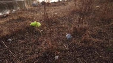  Riverside Plastik Çöpü, Şehir Nehrinin yanındaki çöp