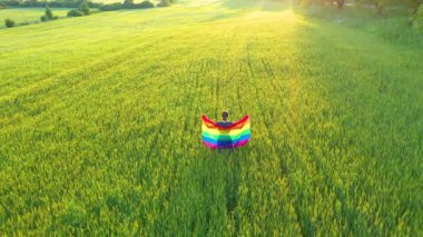  Lezbiyen eşcinsel kız dışarıda gökkuşağı bayrağı tutuyor. Hava ağır çekim görüşü, LGBT homoseksüel hakları, Pride modern yaşam tarzı konsepti