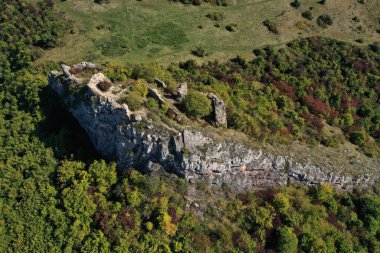 Ortaçağ harabelerinin havadan görünüşü, insansız hava aracı ile ormandaki bir uçurumun üzerinde.