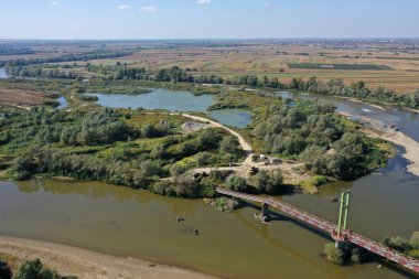 Çakıl çukuru maden rezervuarı ve nehrin havadan görünüşü, safra, insansız hava aracı tarafından çevre üzerinde ekolojik etki