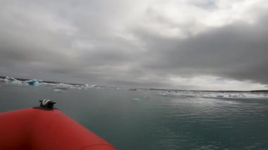  Jokulsarlon gölünde yüzen buzdağları boyunca tekne gezisi, İzlanda