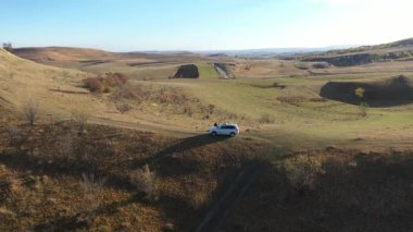  Dışarıdaki beyaz 4x4 off-road vagonunun yavaş çekim görüntüsü. Özgürlük yolculuğu kavramı