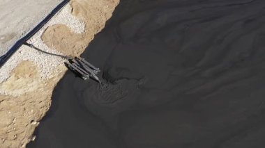 Bakır madeninden akan maden kalıntılarının havadan yavaş çekim görüntüsü. Geamana, Rosia Montana Romanya