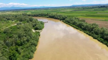 İnsansız hava aracıyla ovada akan bir nehrin havadan görünüşü