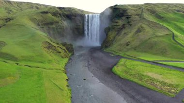  Nefes kesici Skogafoss şelalesinin, İzlanda 'nın yavaş çekim görüntüsü