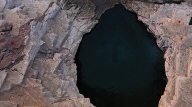 Giola 'nın Akdeniz kıyısındaki doğal havuzu yavaş çekim görüntüsü. Dalgalar kıyı şeridini eziyor. Thassos Adası, Yunanistan