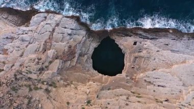Giola 'nın Akdeniz kıyısındaki doğal havuzu yavaş çekim görüntüsü. Dalgalar kıyı şeridini eziyor. Thassos Adası, Yunanistan
