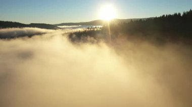 Yavaş çekim bulutların hava görüntüsü, sisli ve sisli bir sabah ve güneş ışınları arka planı