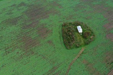 İnsansız hava aracı tarafından tarımın ortasındaki küçük beyaz şapelin havadan görünüşü