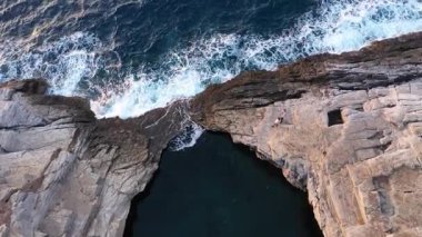   Yunanistan 'ın Thassos adasında, deniz kenarındaki doğal havuz olan Giola lagününün havadaki yavaş çekim görüntüsünün üzerinde