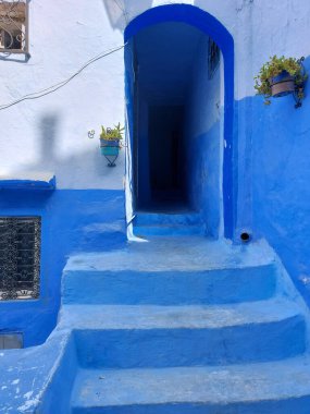 Mavi sokaklar, merdivenler, kapılar, Şef Fas evleri, ortaçağ Arap mirası.