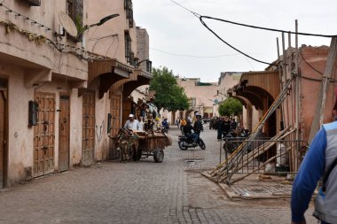 MARRAKESH, MOROCCO - 28 Mayıs 2025: Marakeş eski Medine sokaklarını ve Unesco mirasının bir parçası olan geleneksel pazarları ziyaret eden turistler