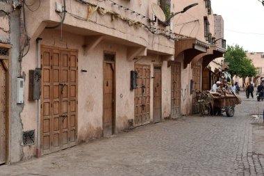 MARRAKESH, MOROCCO - 28 Mayıs 2025: Marakeş eski Medine sokaklarını ve Unesco mirasının bir parçası olan geleneksel pazarları ziyaret eden turistler