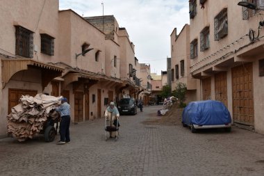MARRAKESH, MOROCCO - 28 Mayıs 2025: Marakeş eski Medine sokaklarını ve Unesco mirasının bir parçası olan geleneksel pazarları ziyaret eden turistler