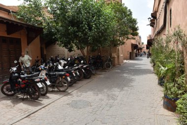 MARRAKESH, MOROCCO - 28 Mayıs 2025: Marakeş eski Medine sokaklarını ve Unesco mirasının bir parçası olan geleneksel pazarları ziyaret eden turistler