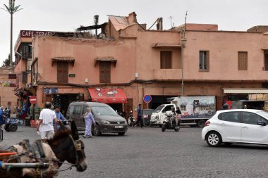 MARRAKESH, MOROCCO - 28 Mayıs 2025: Marakeş eski Medine sokaklarını ve Unesco mirasının bir parçası olan geleneksel pazarları ziyaret eden turistler