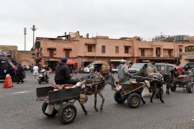 MARRAKESH, MOROCCO - 28 Mayıs 2025: Marakeş eski Medine sokaklarını ve Unesco mirasının bir parçası olan geleneksel pazarları ziyaret eden turistler