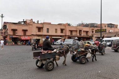 MARRAKESH, MOROCCO - 28 Mayıs 2025: Marakeş eski Medine sokaklarını ve Unesco mirasının bir parçası olan geleneksel pazarları ziyaret eden turistler