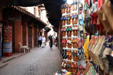 MARRAKESH, MOROCCO - 28 Mayıs 2025: Marakeş eski Medine sokaklarını ve Unesco mirasının bir parçası olan geleneksel pazarları ziyaret eden turistler