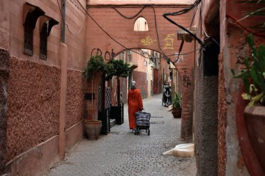 MARRAKESH, MOROCCO - 28 Mayıs 2025: Marakeş eski Medine sokaklarını ve Unesco mirasının bir parçası olan geleneksel pazarları ziyaret eden turistler