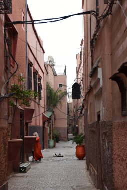 MARRAKESH, MOROCCO - 28 Mayıs 2025: Marakeş eski Medine sokaklarını ve Unesco mirasının bir parçası olan geleneksel pazarları ziyaret eden turistler
