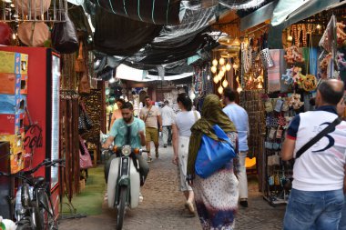MARRAKESH, MOROCCO - 28 Mayıs 2025: Marakeş eski Medine sokaklarını ve Unesco mirasının bir parçası olan geleneksel pazarları ziyaret eden turistler