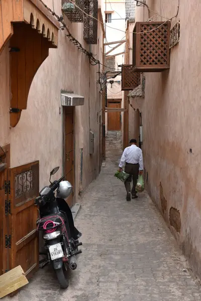 MARRAKESH, MOROCCO - 28 Mayıs 2025: Marakeş eski Medine sokaklarını ve Unesco mirasının bir parçası olan geleneksel pazarları ziyaret eden turistler