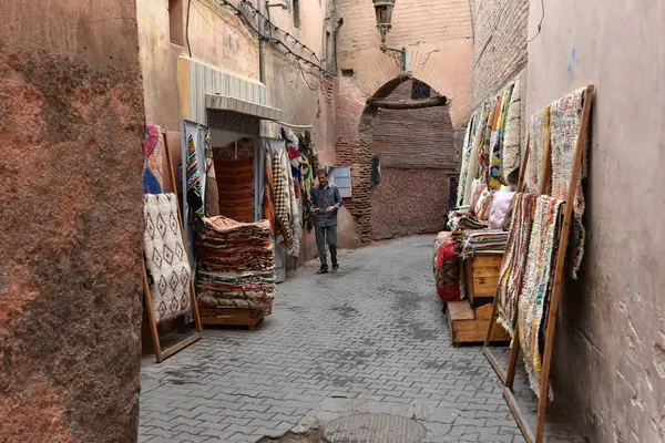 MARRAKESH, MOROCCO - 28 Mayıs 2025: Marakeş eski Medine sokaklarını ve Unesco mirasının bir parçası olan geleneksel pazarları ziyaret eden turistler