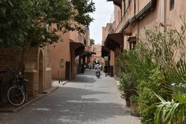MARRAKESH, MOROCCO - 28 Mayıs 2025: Marakeş eski Medine sokaklarını ve Unesco mirasının bir parçası olan geleneksel pazarları ziyaret eden turistler