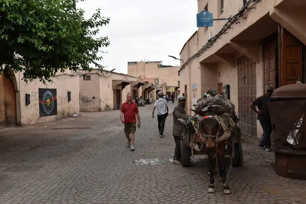 MARRAKESH, MOROCCO - 28 Mayıs 2025: Marakeş eski Medine sokaklarını ve Unesco mirasının bir parçası olan geleneksel pazarları ziyaret eden turistler