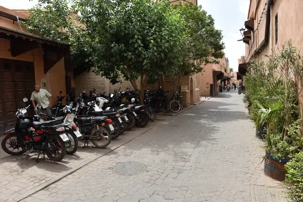MARRAKESH, MOROCCO - 28 Mayıs 2025: Marakeş eski Medine sokaklarını ve Unesco mirasının bir parçası olan geleneksel pazarları ziyaret eden turistler