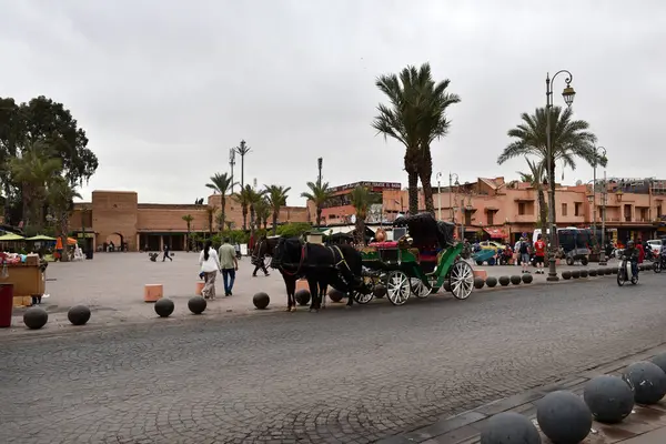 MARRAKESH, MOROCCO - 28 Mayıs 2025: Marakeş eski Medine sokaklarını ve Unesco mirasının bir parçası olan geleneksel pazarları ziyaret eden turistler
