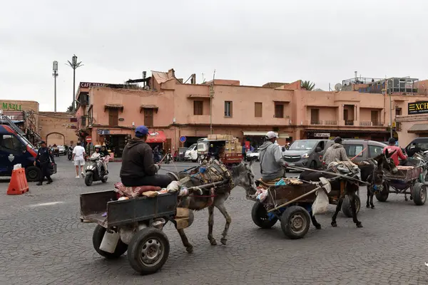 MARRAKESH, MOROCCO - 28 Mayıs 2025: Marakeş eski Medine sokaklarını ve Unesco mirasının bir parçası olan geleneksel pazarları ziyaret eden turistler