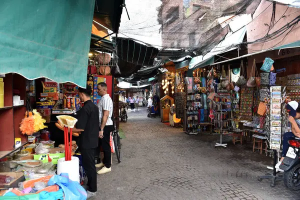 MARRAKESH, MOROCCO - 28 Mayıs 2025: Marakeş eski Medine sokaklarını ve Unesco mirasının bir parçası olan geleneksel pazarları ziyaret eden turistler