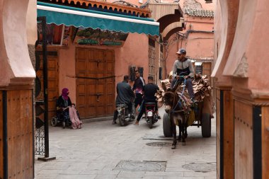 MARRAKESH, MOROCCO - 28 Mayıs 2025: Marakeş eski Medine sokaklarını ve Unesco mirasının bir parçası olan geleneksel pazarları ziyaret eden turistler