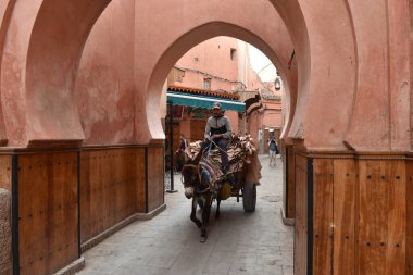 MARRAKESH, MOROCCO - 28 Mayıs 2025: Marakeş eski Medine sokaklarını ve Unesco mirasının bir parçası olan geleneksel pazarları ziyaret eden turistler
