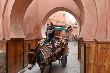 MARRAKESH, MOROCCO - 28 Mayıs 2025: Marakeş eski Medine sokaklarını ve Unesco mirasının bir parçası olan geleneksel pazarları ziyaret eden turistler