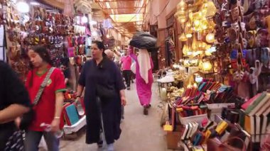 MARRAKESH, MOROCCO - 28 Mayıs 2025: Marakeş eski Medine sokaklarını ve Unesco mirasının bir parçası olan geleneksel pazarları ziyaret eden turistler