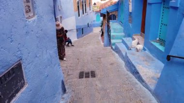 CheFCHAOUEN, MOROCCO 30 Mayıs 2025: Unesco 'nun bir parçası olan güzel, eski Medine' yi ziyaret eden turistler