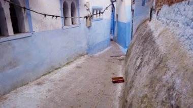 CheFCHAOUEN, MOROCCO 30 Mayıs 2025: Unesco 'nun bir parçası olan güzel, eski Medine' yi ziyaret eden turistler