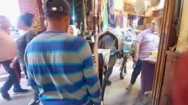 MARRAKESH, MOROCCO - 28 Mayıs 2025: Marakeş eski Medine sokaklarını ve Unesco mirasının bir parçası olan geleneksel pazarları ziyaret eden turistler