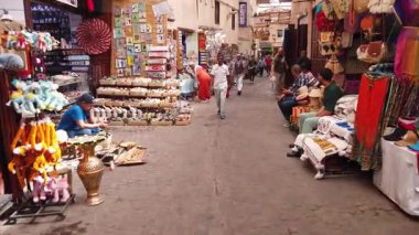 MARRAKESH, MOROCCO - 28 Mayıs 2025: Marakeş eski Medine sokaklarını ve Unesco mirasının bir parçası olan geleneksel pazarları ziyaret eden turistler