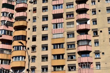 Komünist dönemden birkaç blok ötede, Doğu Avrupa 'daki beton binalar yıpranmış.