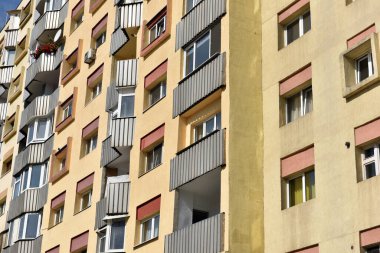 Romanya 'daki eski Sovyet beton bloklu evler