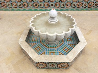 El yapımı mozaik fayanslar ve zellige ile işlenmiş karmaşık geometrik desenler içeren Fas halk mozaik çeşmeleri