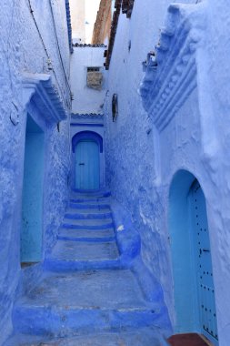Chefchaouen, Fas sokakları ve evleri mavi, ortaçağ Arap Unesco mirasıyla boyanmış.