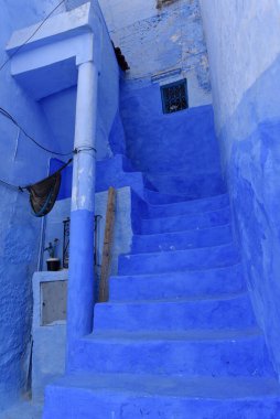 Chefchaouen, Fas sokakları ve evleri mavi, ortaçağ Arap Unesco mirasıyla boyanmış.