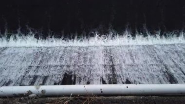 Şehir barajının üzerinden akan su akıntısının en üst görüntüsü 