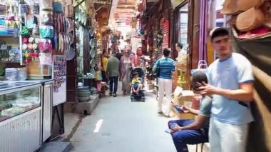 MARRAKESH, MOROCCO - 28 Mayıs 2025: Marakeş eski Medine sokaklarını ve Unesco mirasının bir parçası olan geleneksel pazarları ziyaret eden turistler