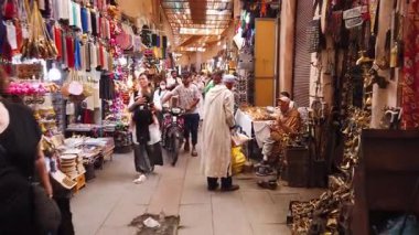 MARRAKESH, MOROCCO - 28 Mayıs 2025: Marakeş eski Medine sokaklarını ve Unesco mirasının bir parçası olan geleneksel pazarları ziyaret eden turistler